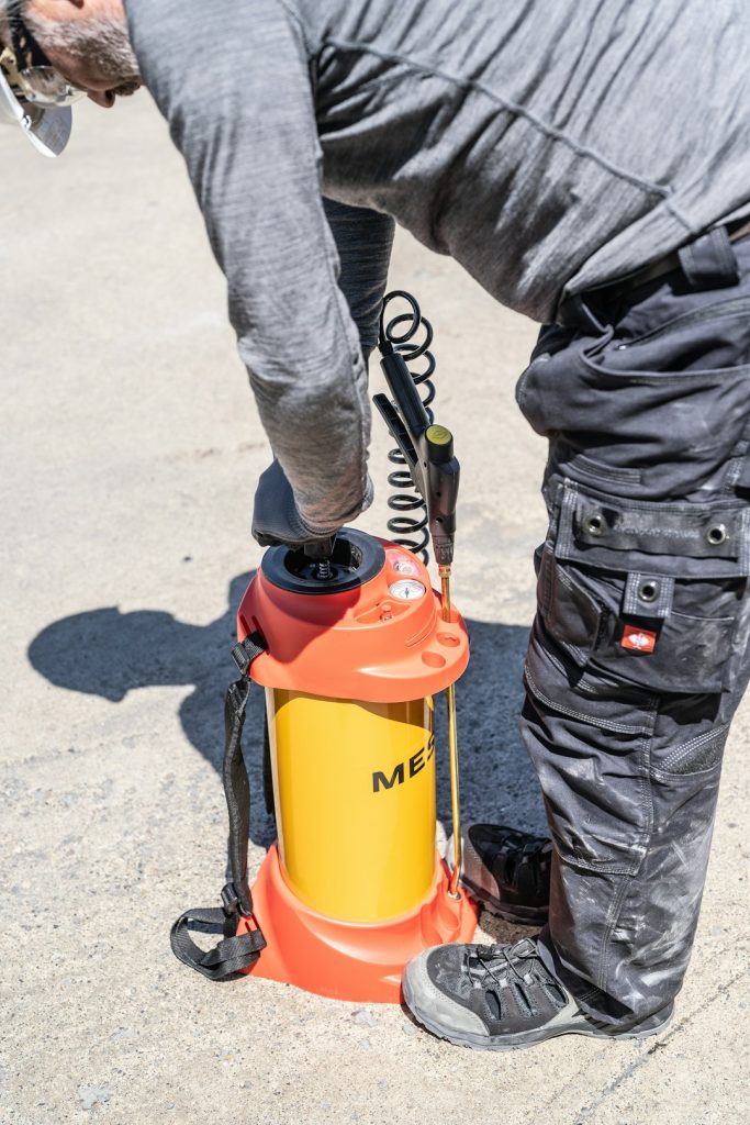 Drucksprühgerät auf der Baustelle